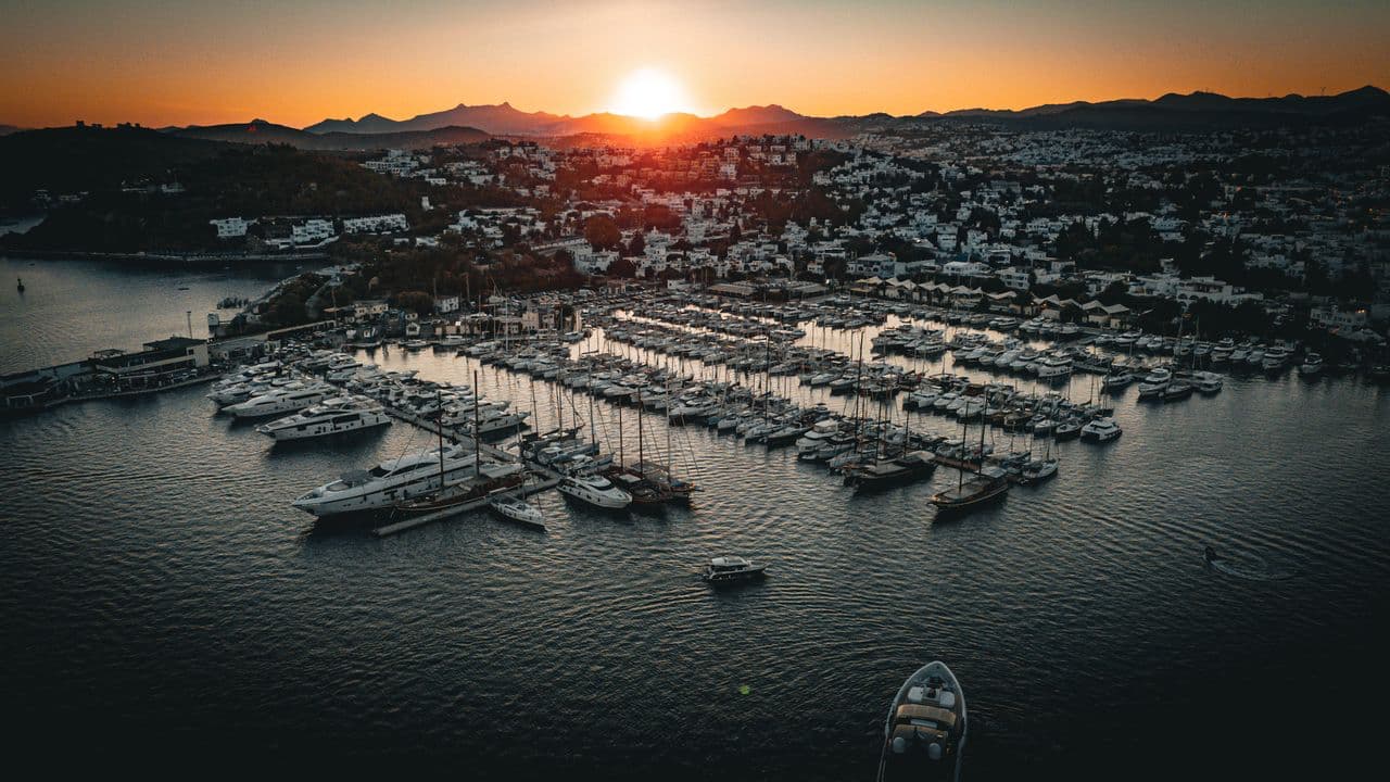 Charter di gulet di lusso a Bodrum — gulet premium ancorato in una baia turchese dell'Egeo