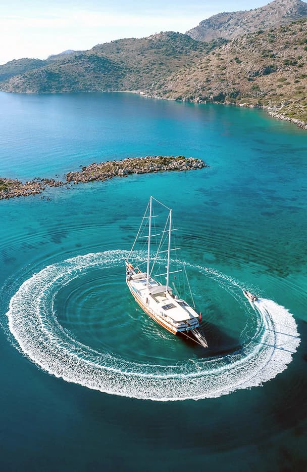 Vela in Turchia — barca a vela nelle acque costiere turchesi turche
