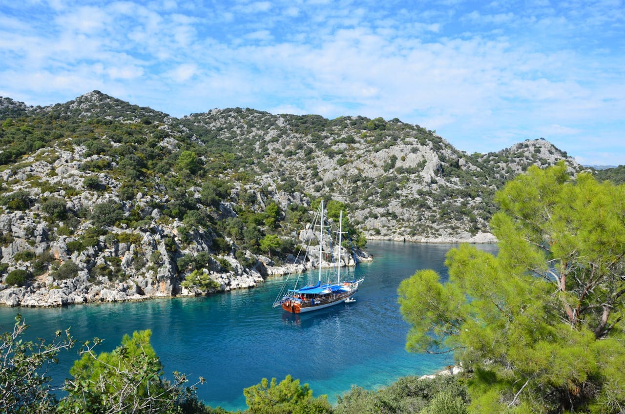 Navigazione turca — gulet tradizionale sul mare turchese dell'Egeo